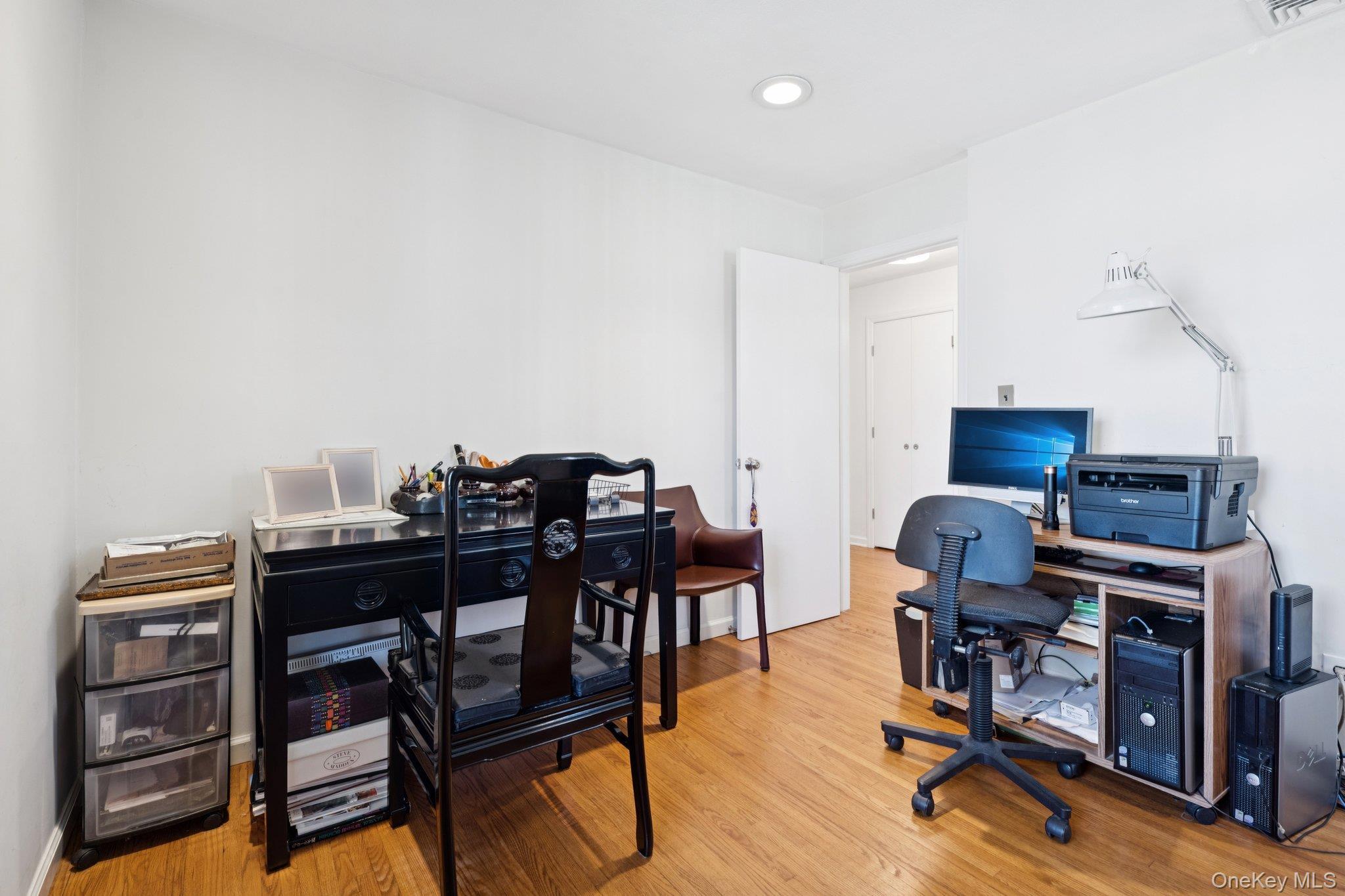 #18 photo, 6 Saint George Road, Great Neck , NY 11021