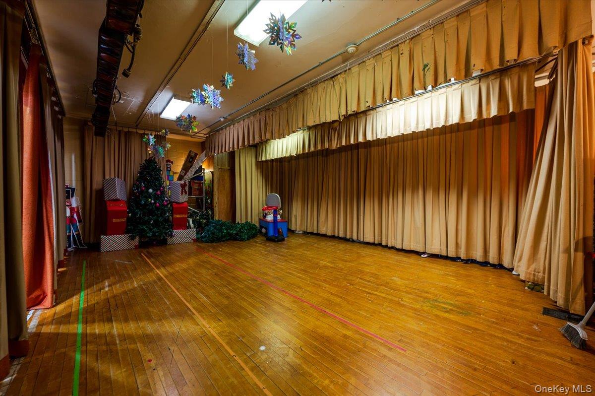 #9 photo, 1346 Broadway, नासाउ काउंटी Hewlett , NY 11557