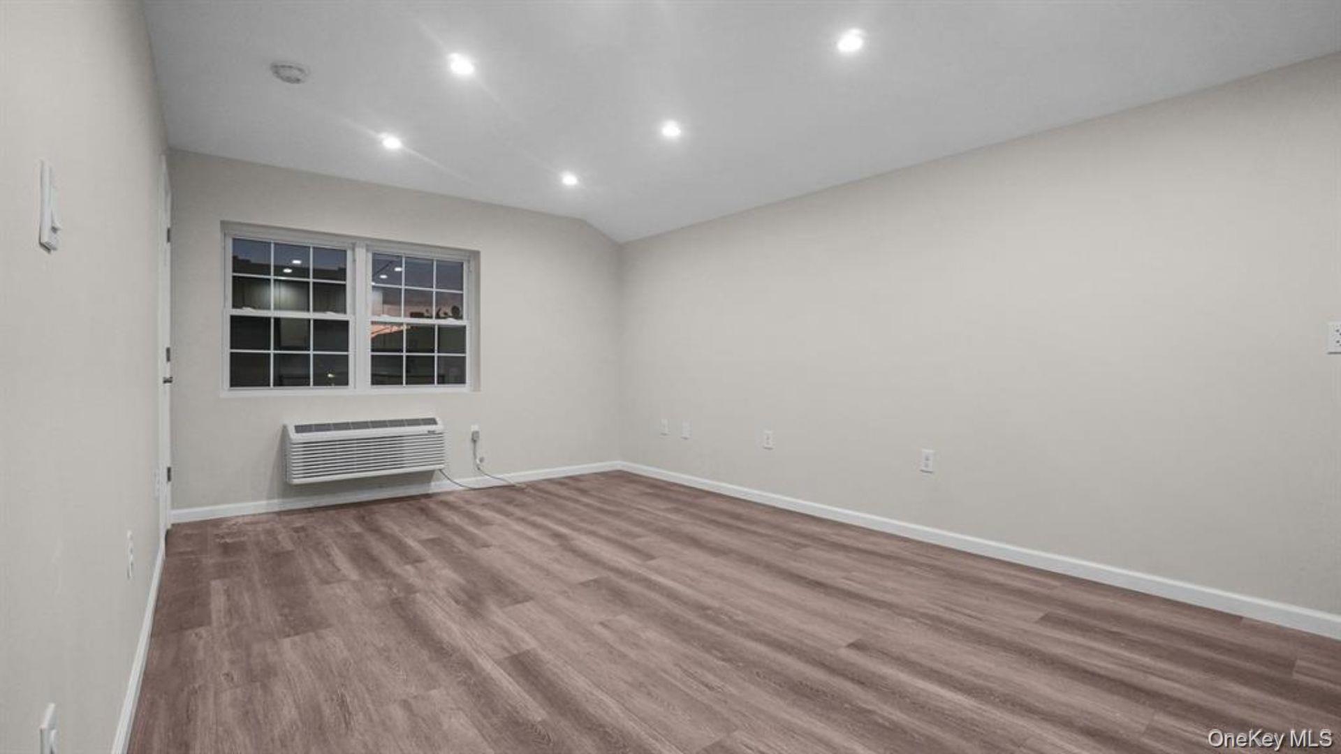 #14 photo, 953 E 229th Street, Bronx , NY 10466