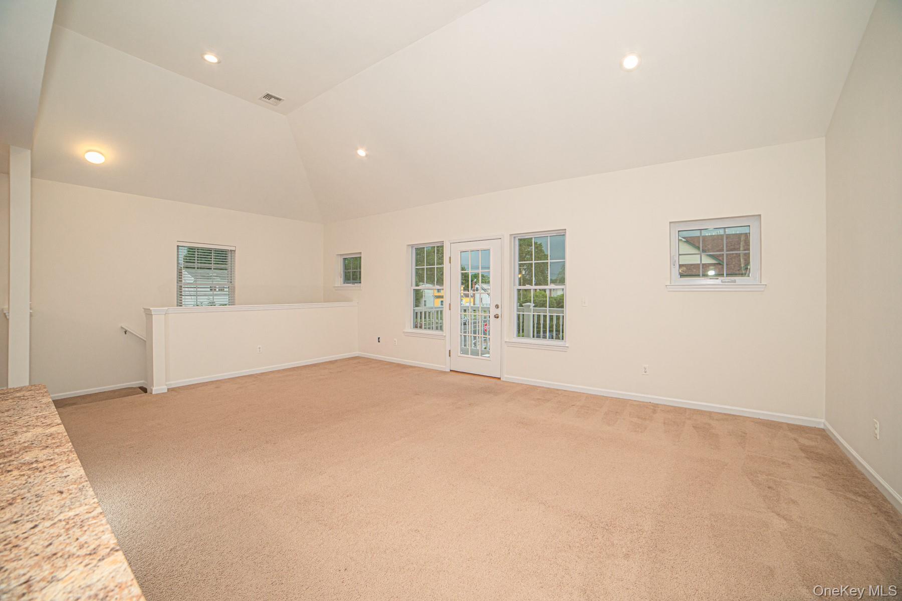 #4 photo, 975 Main Street, Farmingdale , NY 11735