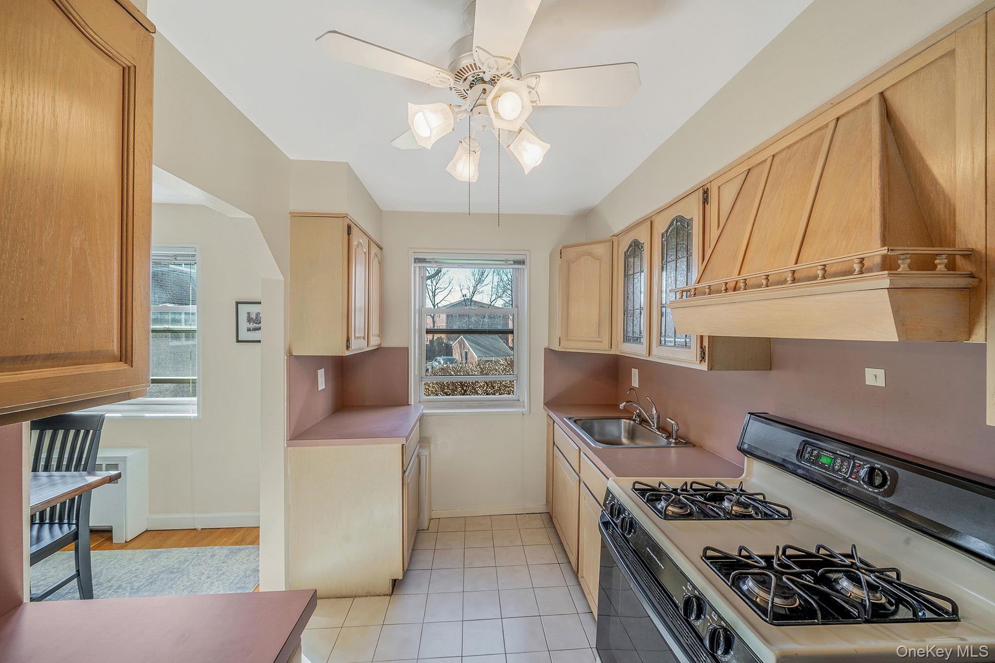 #8 photo, 1530 212th Street, קווינס Bayside , NY 11360