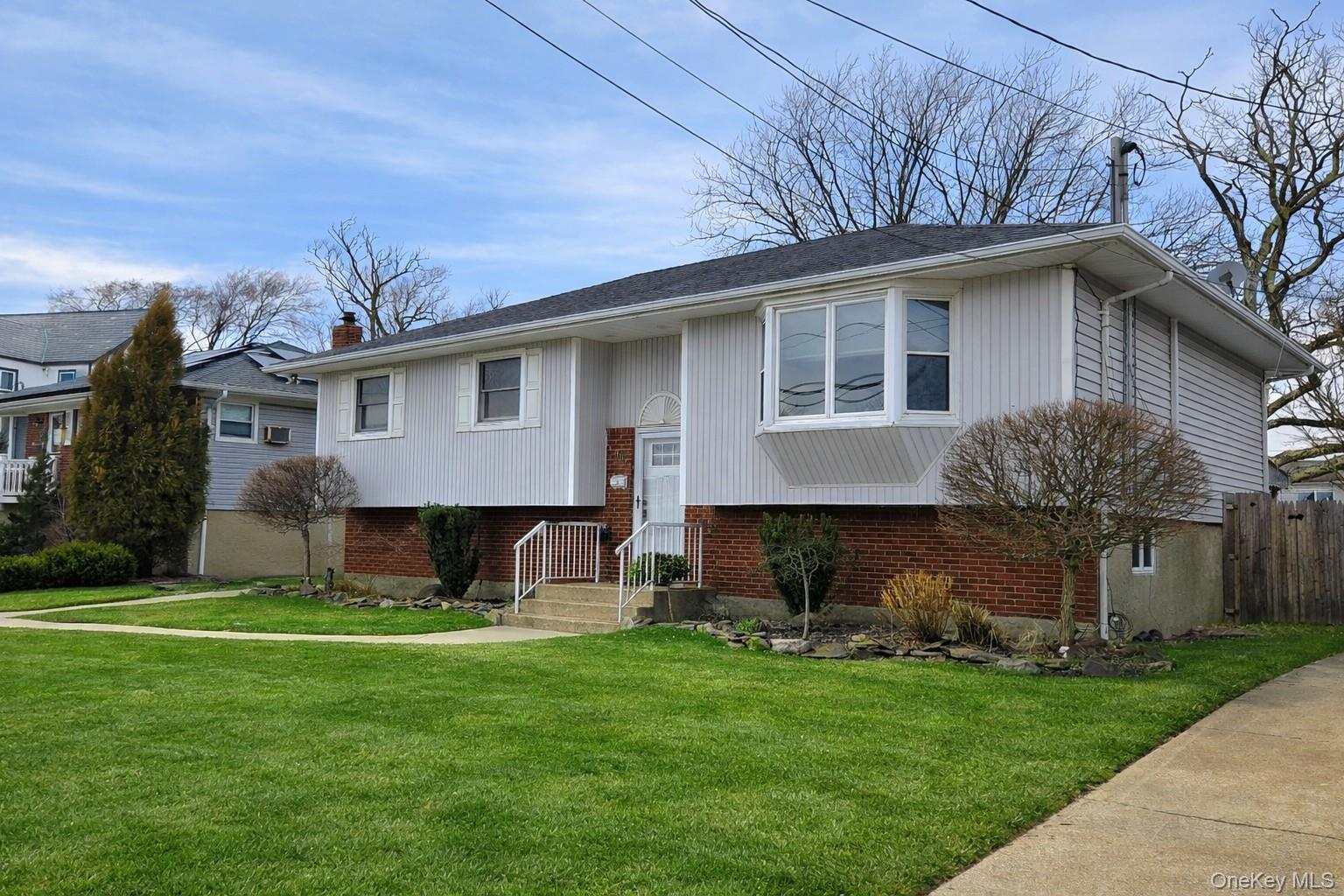 #1 photo, 127 Baker Court, ناسو Island Park , NY 11558