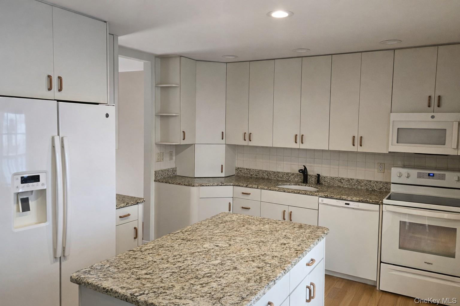 #3 photo, 127 Baker Court, ناسو Island Park , NY 11558