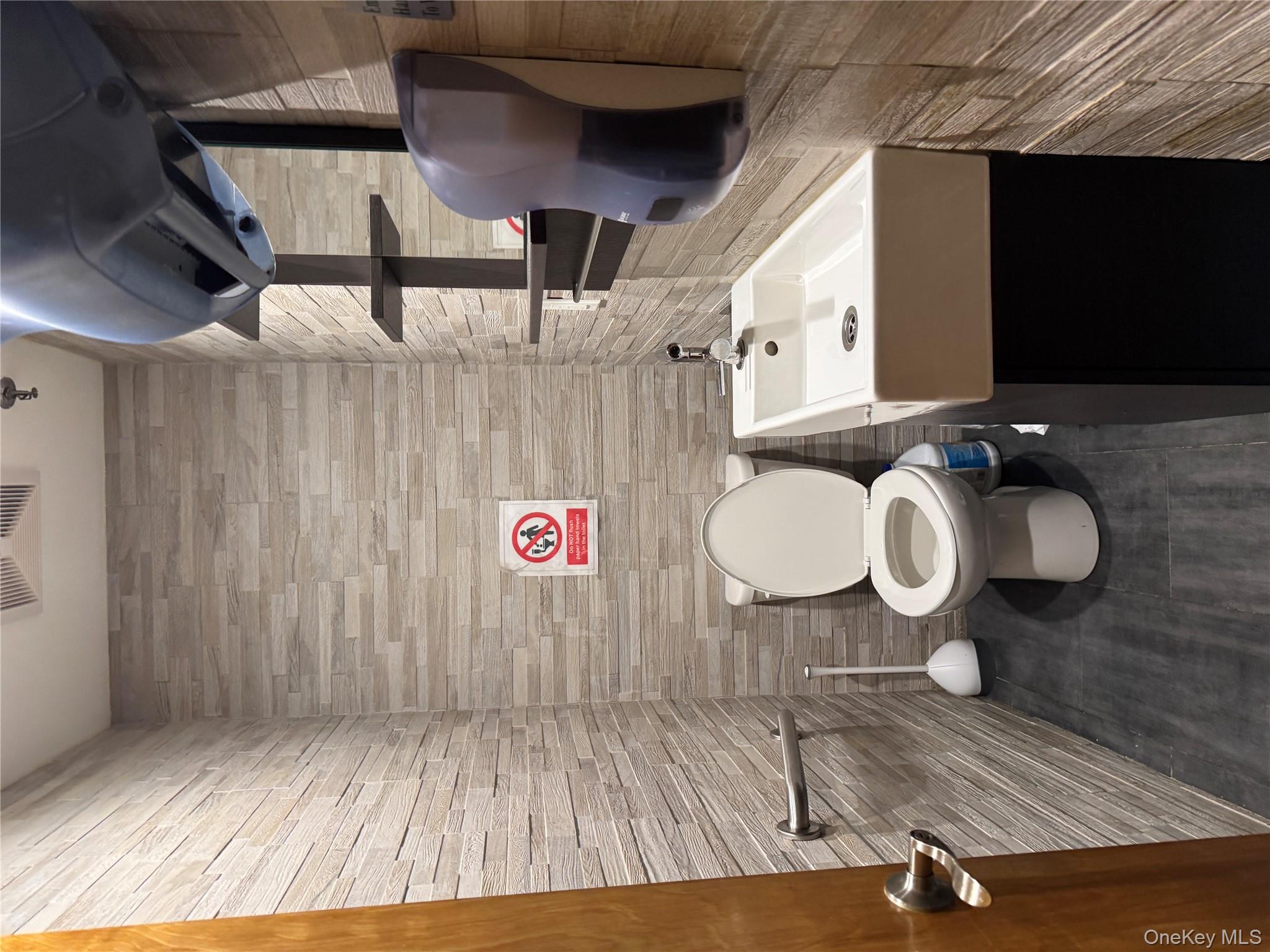 #5 photo, 46 E Sunrise Highway, Lindenhurst , NY 11757