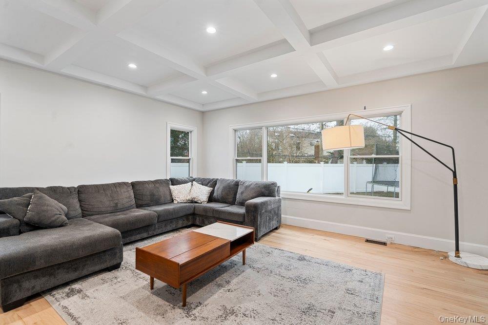 #17 photo, 43 Voorhis Drive, מחוז נסאו Old Bethpage , NY 11804