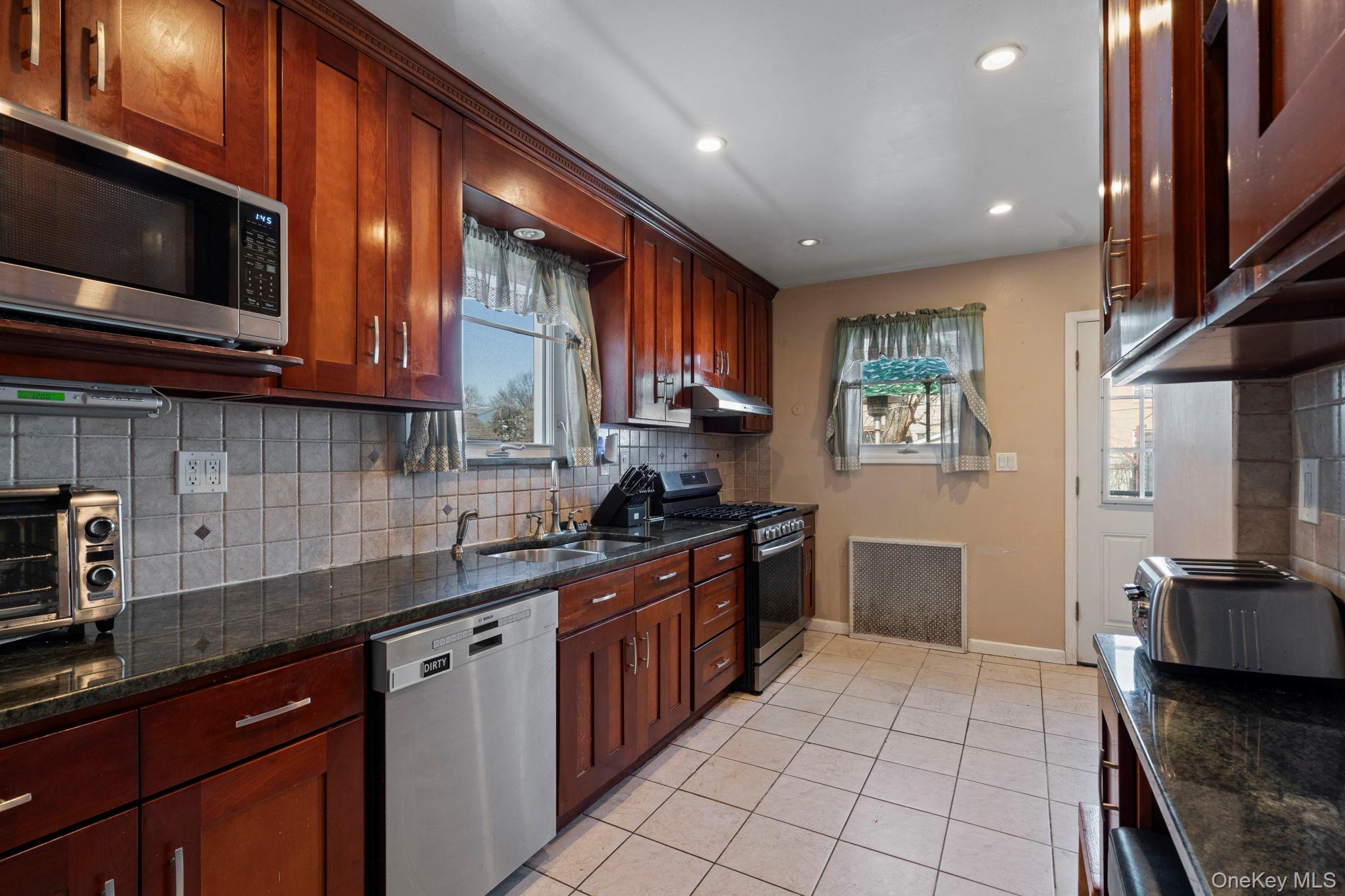 #13 photo, 24011 88th Avenue, קווינס Bellerose , NY 11426