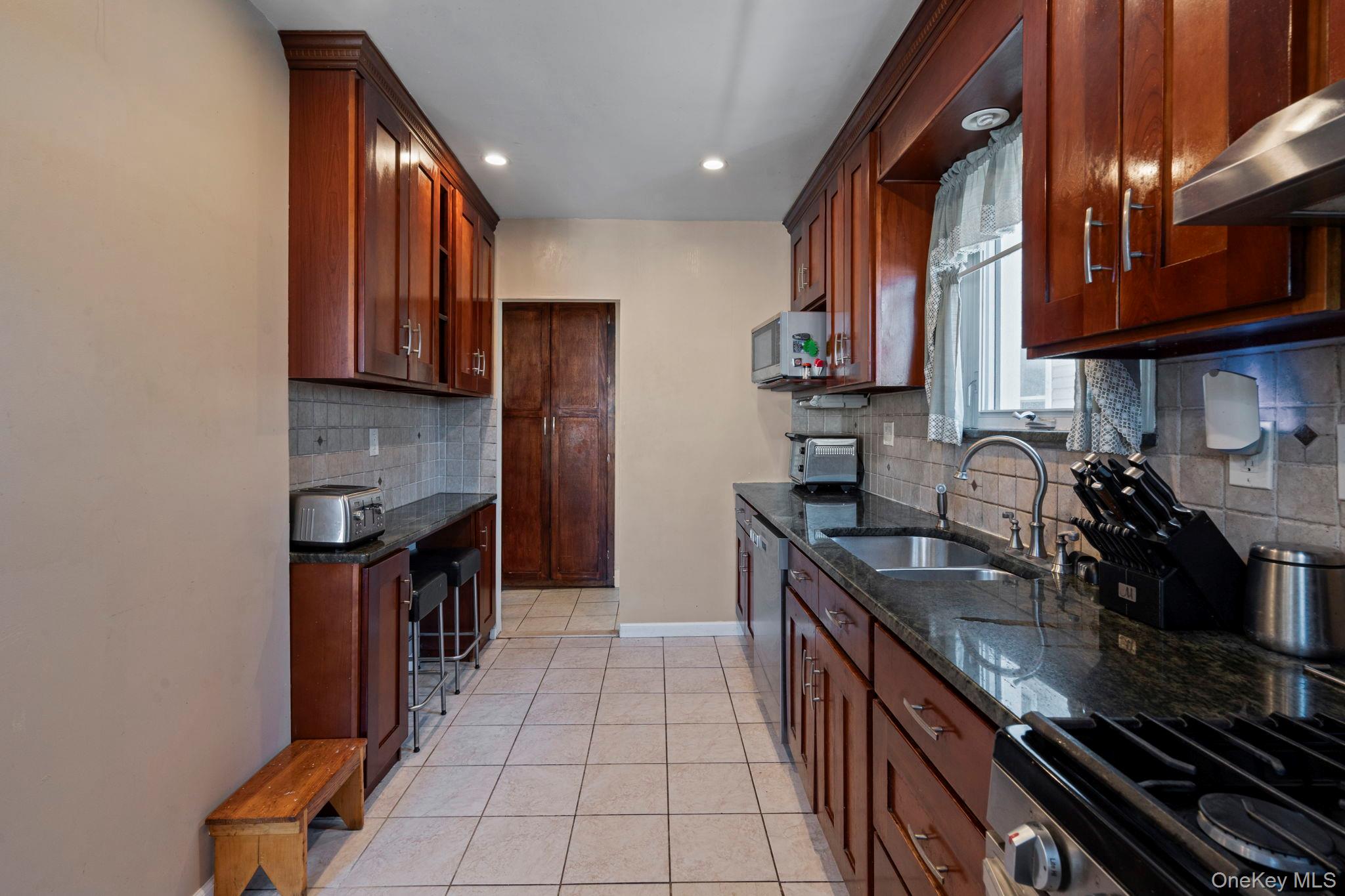 #14 photo, 24011 88th Avenue, קווינס Bellerose , NY 11426