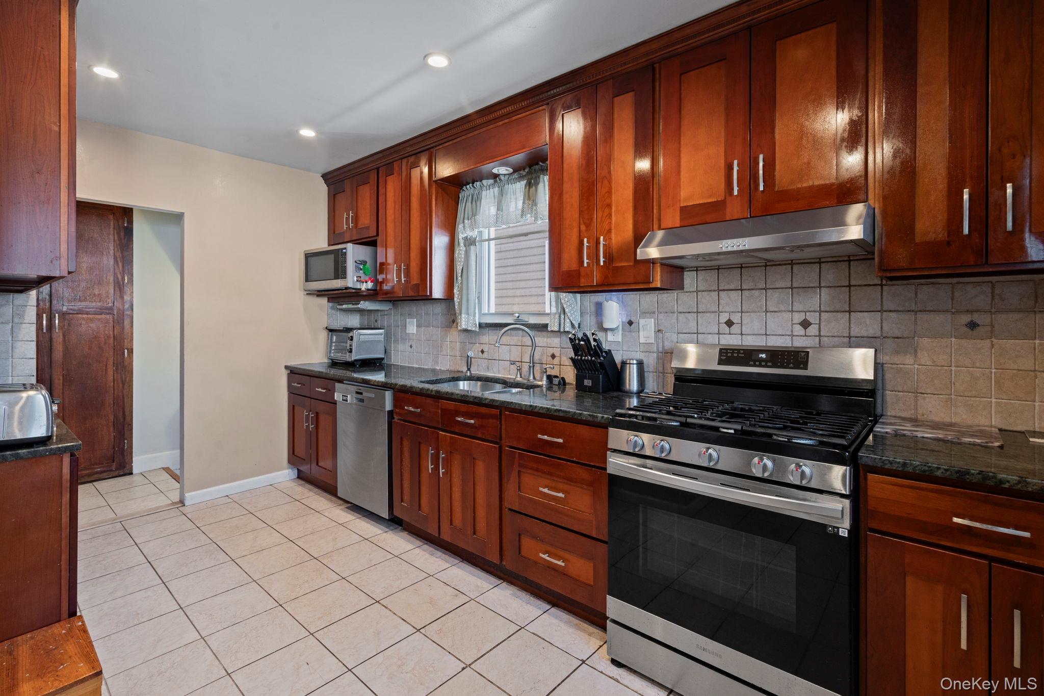 #15 photo, 24011 88th Avenue, קווינס Bellerose , NY 11426