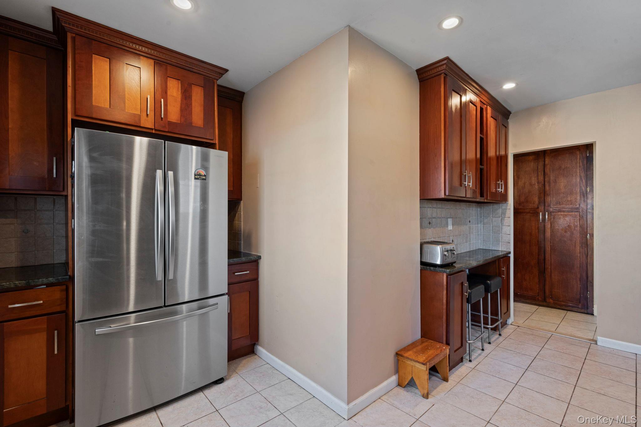 #16 photo, 24011 88th Avenue, קווינס Bellerose , NY 11426