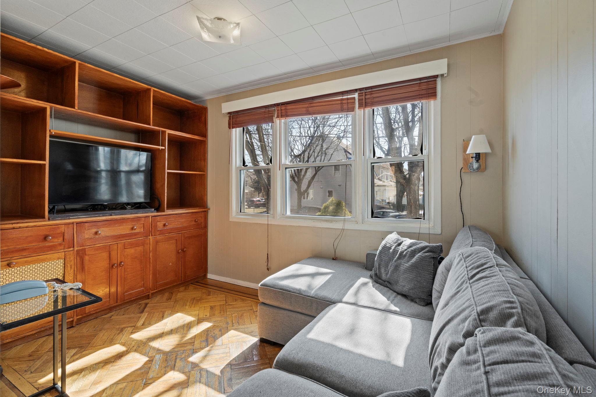 #7 photo, 24011 88th Avenue, קווינס Bellerose , NY 11426