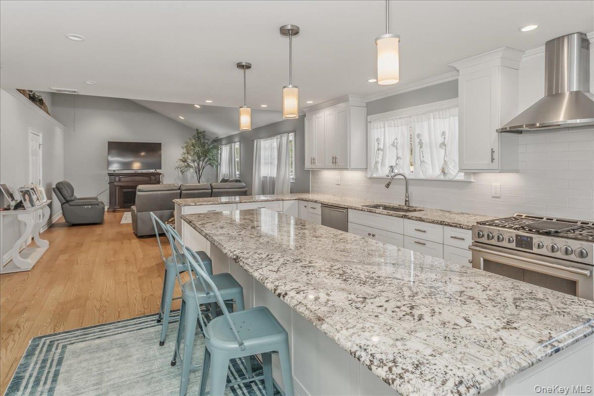 #11 photo, 949 Union Street, Bohemia , NY 11716