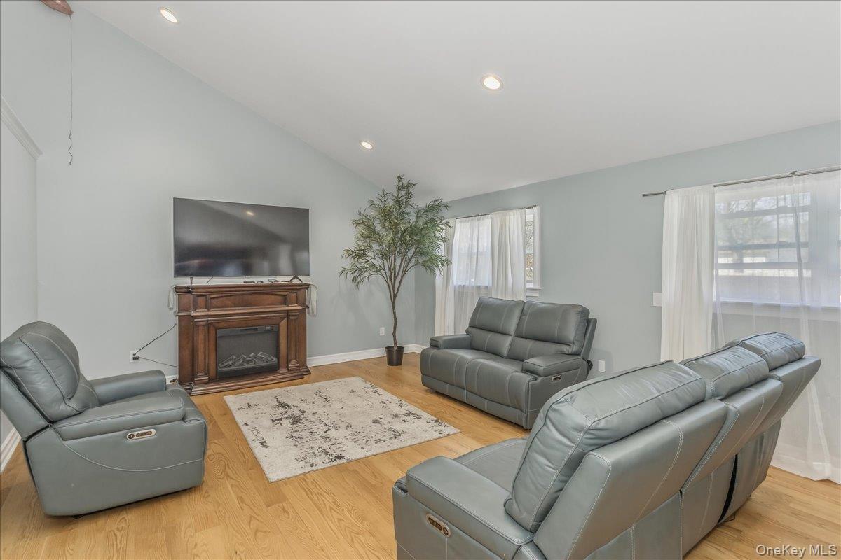 #15 photo, 949 Union Street, Bohemia , NY 11716