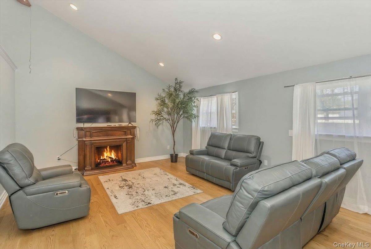 #16 photo, 949 Union Street, Bohemia , NY 11716