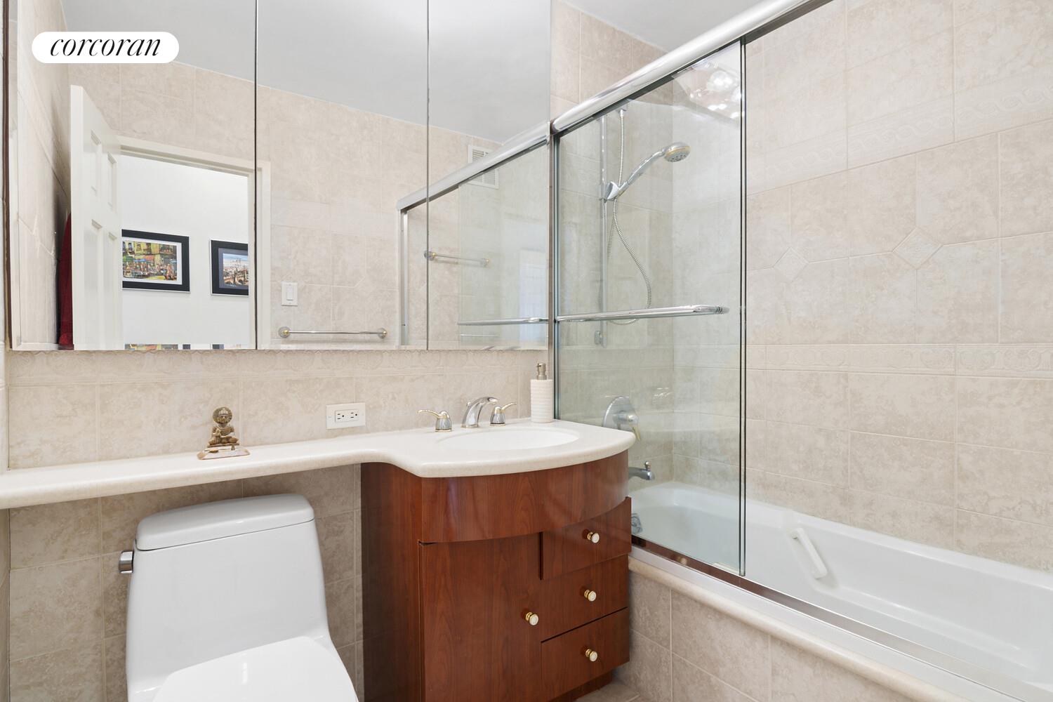 #10 photo, 17-85 215TH Street, קווינס Bay Terrace , NY 11360