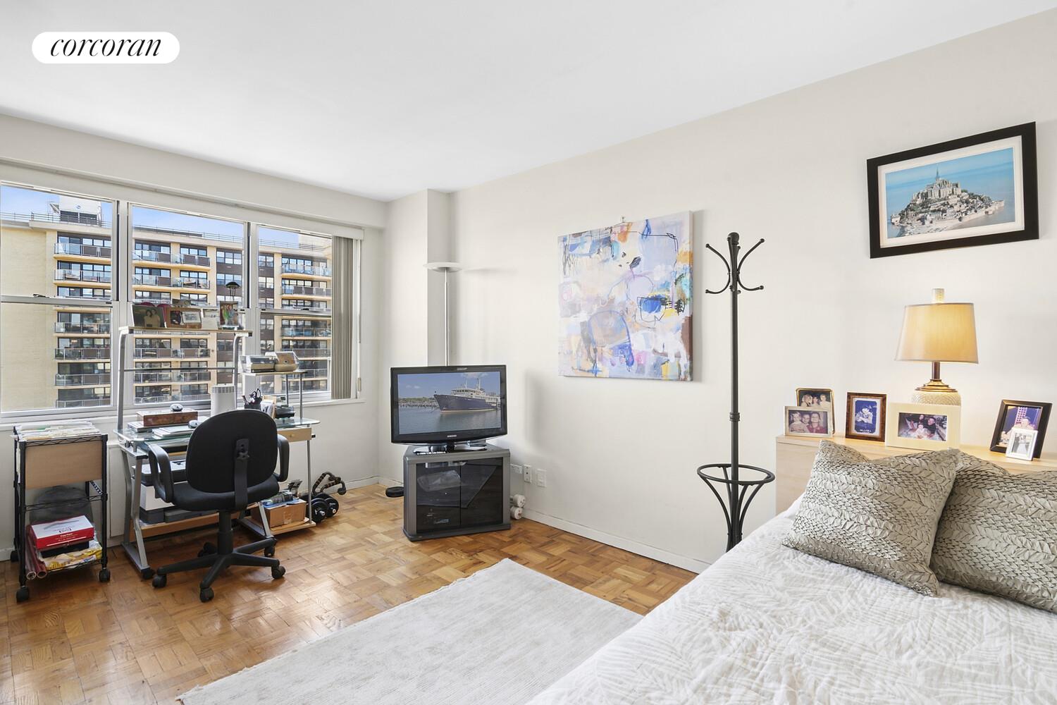 #13 photo, 17-85 215TH Street, קווינס Bay Terrace , NY 11360