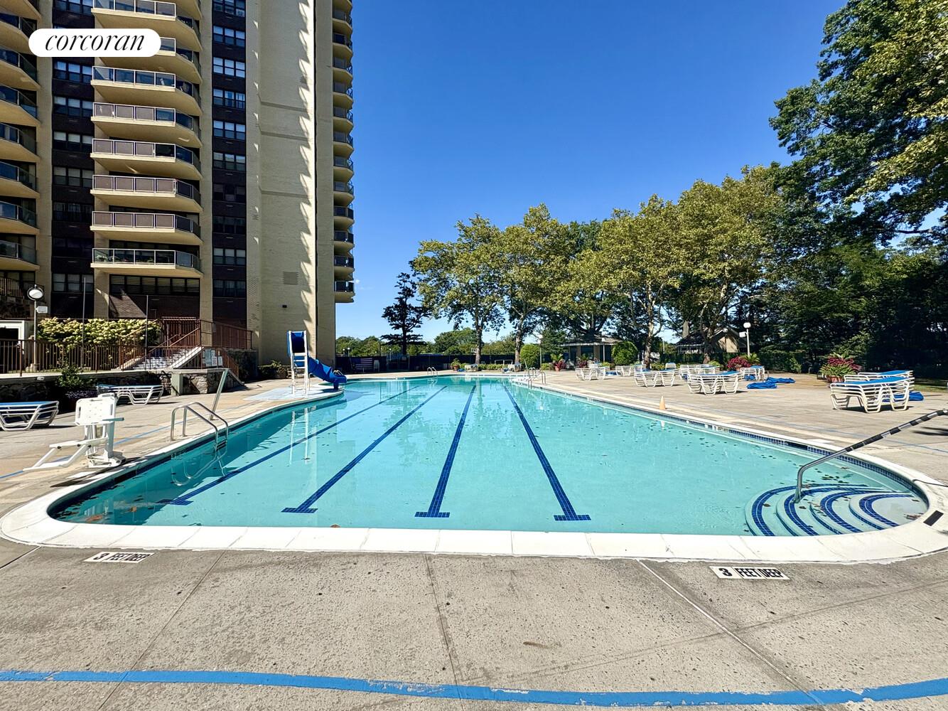 #15 photo, 17-85 215TH Street, קווינס Bay Terrace , NY 11360