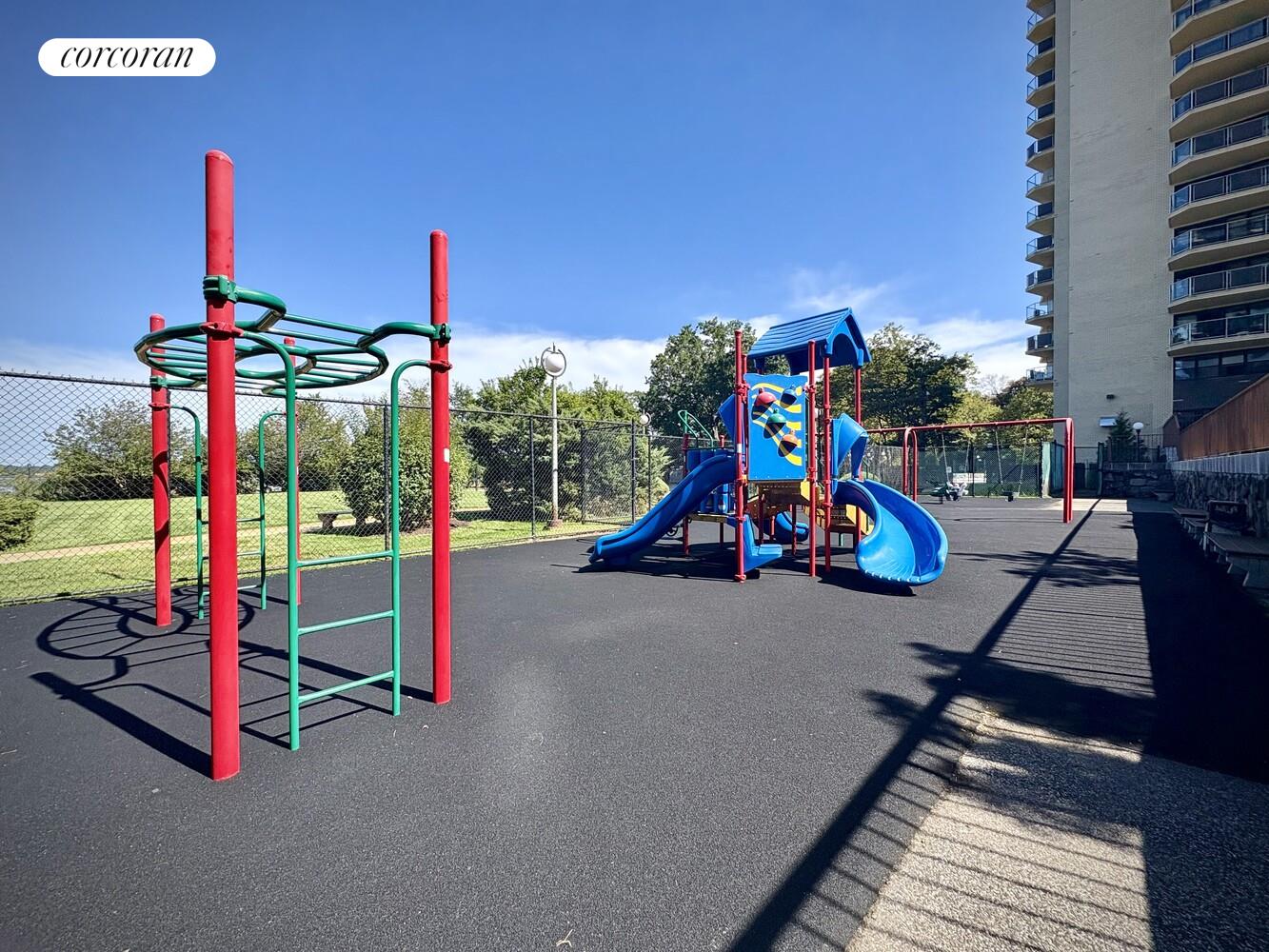 #18 photo, 17-85 215TH Street, קווינס Bay Terrace , NY 11360