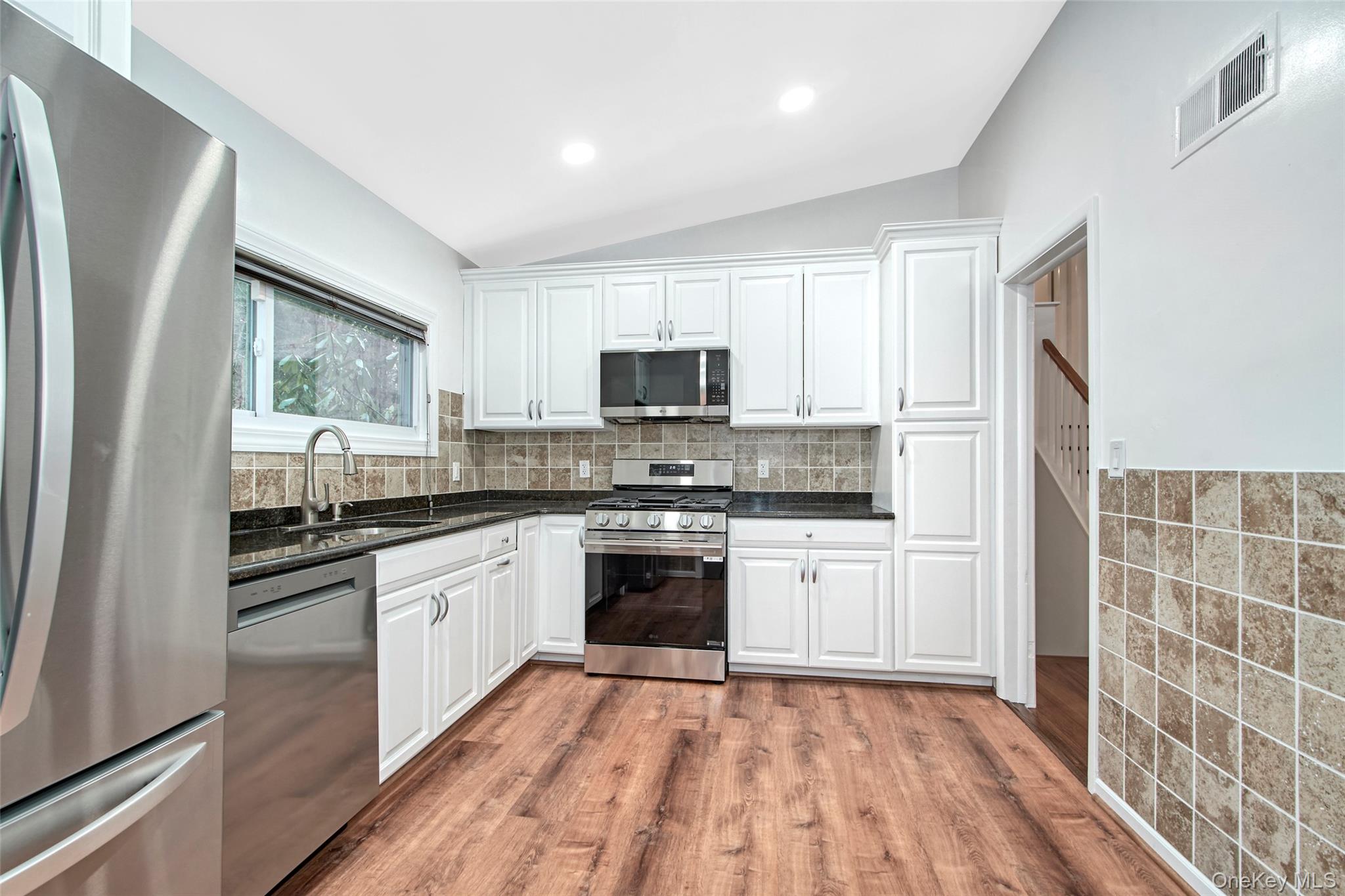 #8 photo, 415 Pinebrook Boulevard, New Rochelle , NY 10804