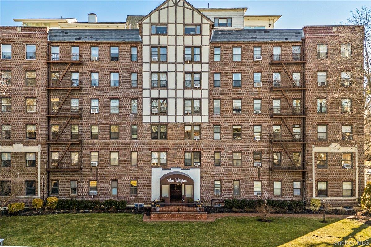 #1 photo, 37 Brompton Road, ग्रेट नेक Great Neck , NY 11021