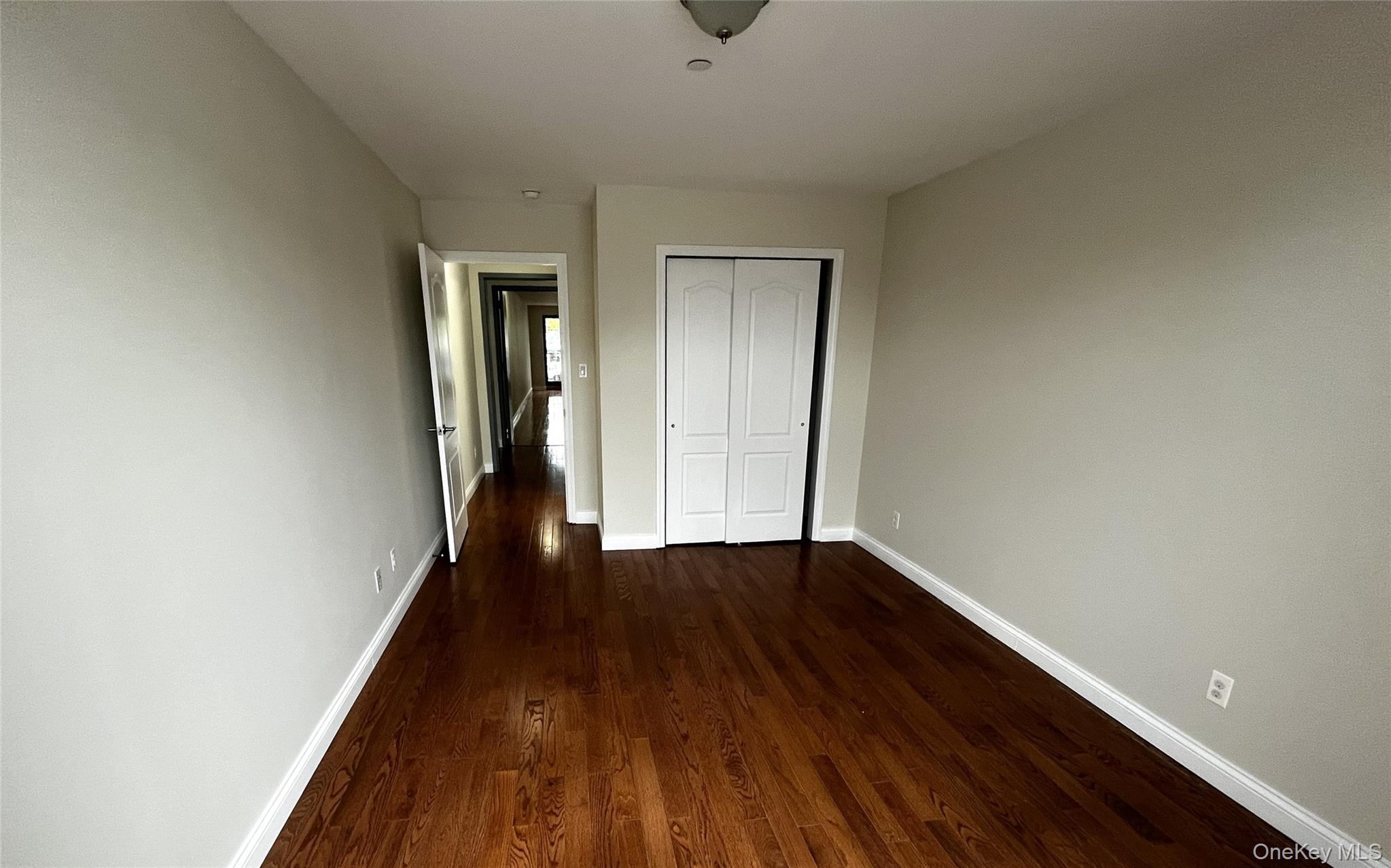 #10 photo, 7026 Queens Boulevard, קווינס Woodside , NY 11377