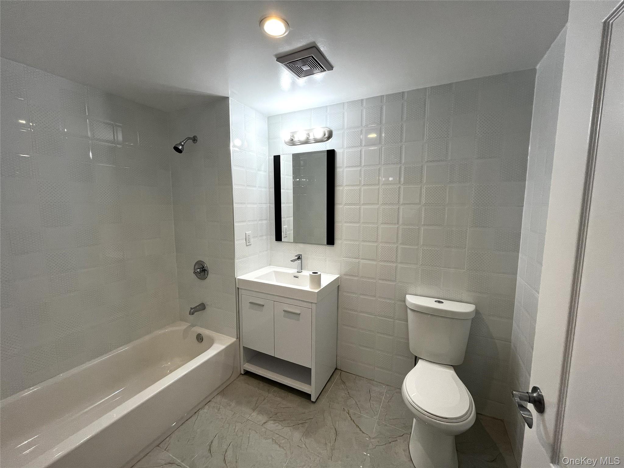 #11 photo, 7026 Queens Boulevard, קווינס Woodside , NY 11377