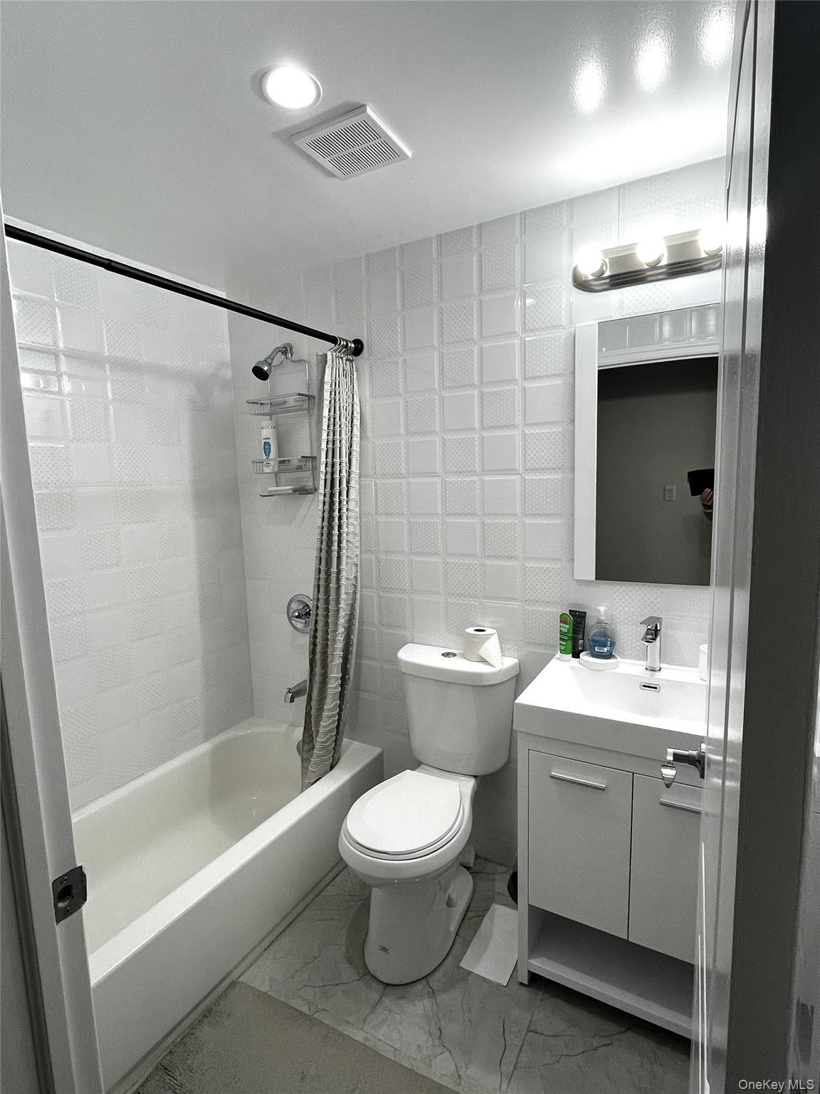 #12 photo, 7026 Queens Boulevard, קווינס Woodside , NY 11377