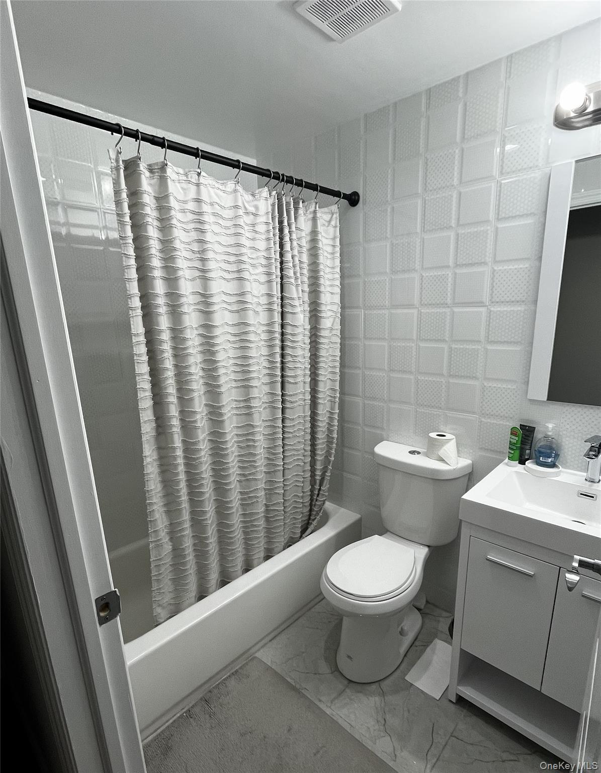 #13 photo, 7026 Queens Boulevard, קווינס Woodside , NY 11377