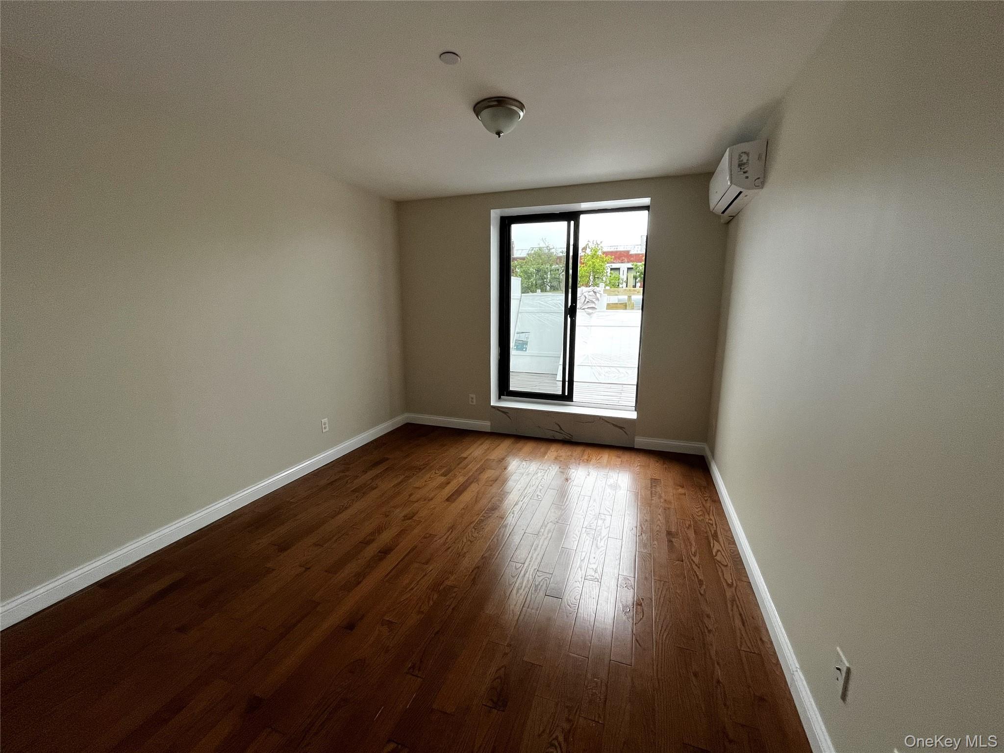 #8 photo, 7026 Queens Boulevard, קווינס Woodside , NY 11377