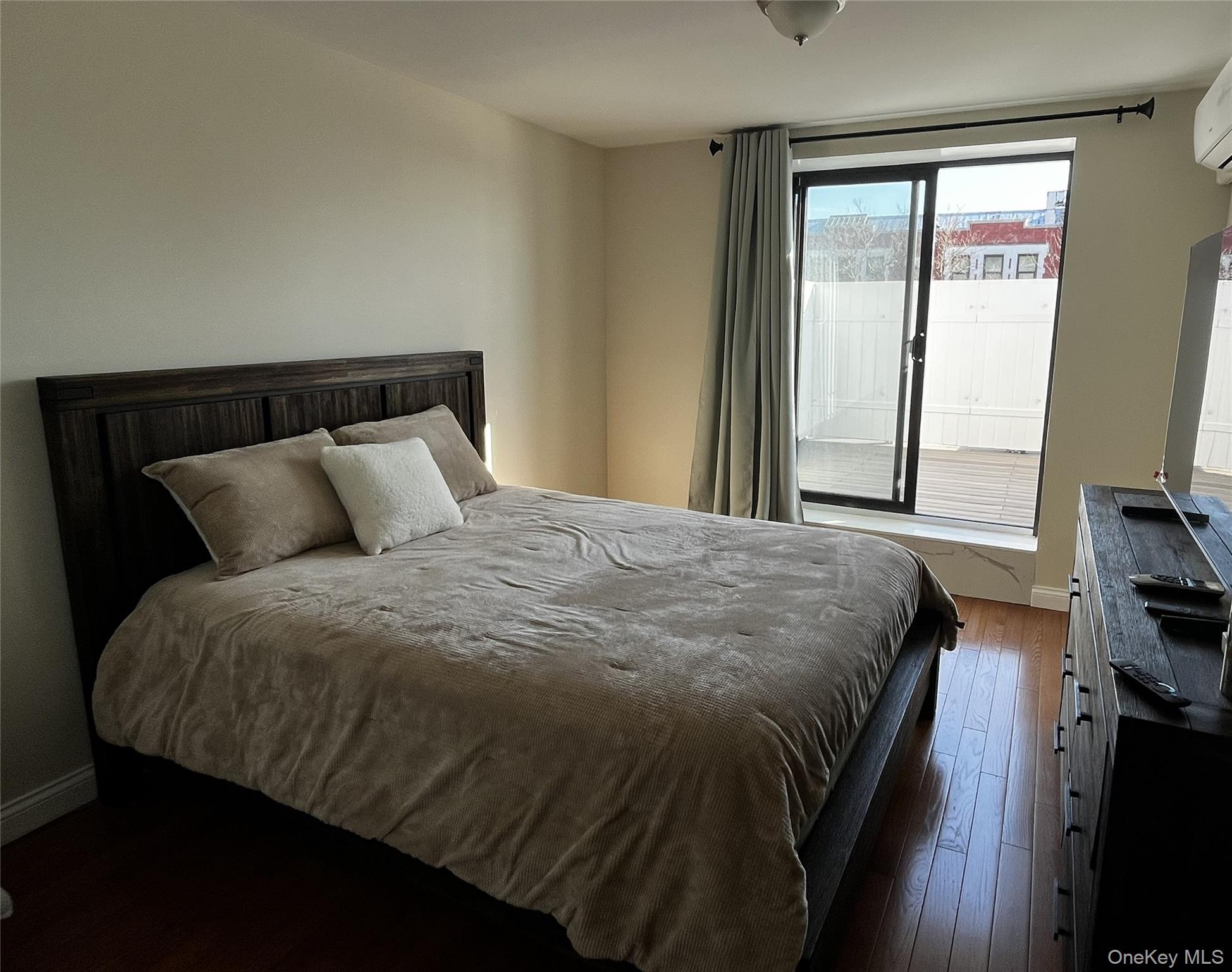 #9 photo, 7026 Queens Boulevard, קווינס Woodside , NY 11377