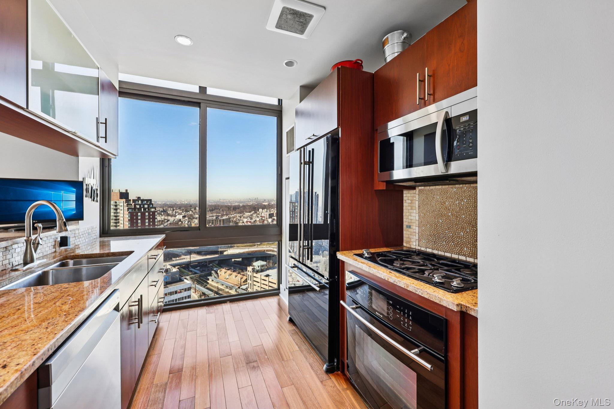 #14 photo, 175 Huguenot Street, New Rochelle , NY 10801