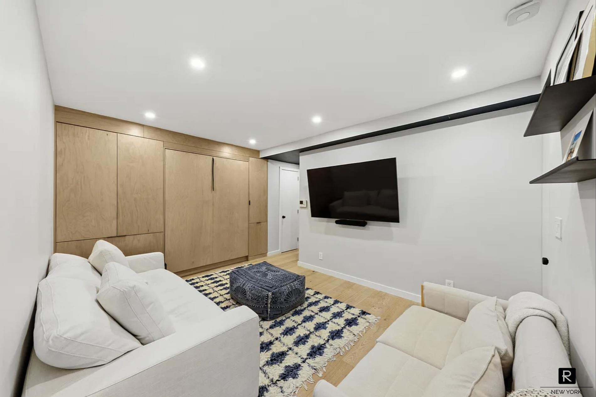 #16 photo, 239 E 10th Street, East Village , NY 10003