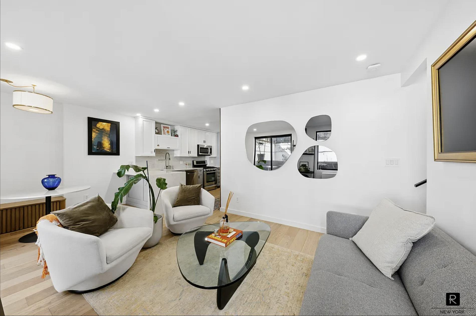 #3 photo, 239 E 10th Street, East Village , NY 10003