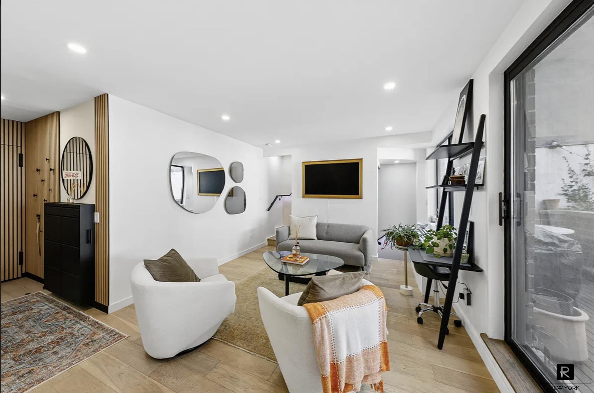 #4 photo, 239 E 10th Street, East Village , NY 10003