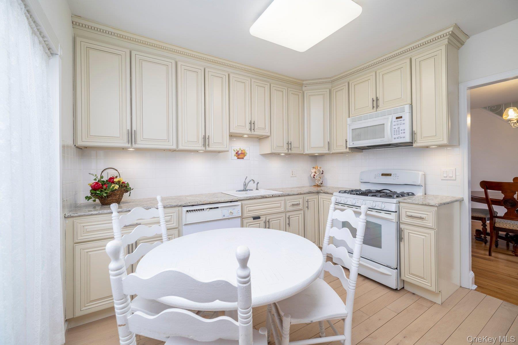 #15 photo, 77 Lawson Avenue, מחוז נסאו East Rockaway , NY 11518