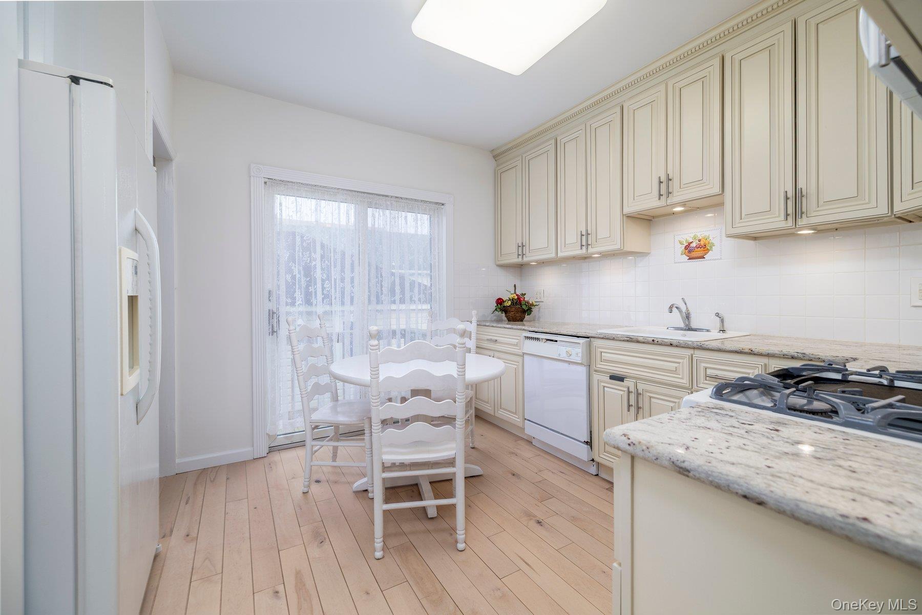 #16 photo, 77 Lawson Avenue, מחוז נסאו East Rockaway , NY 11518