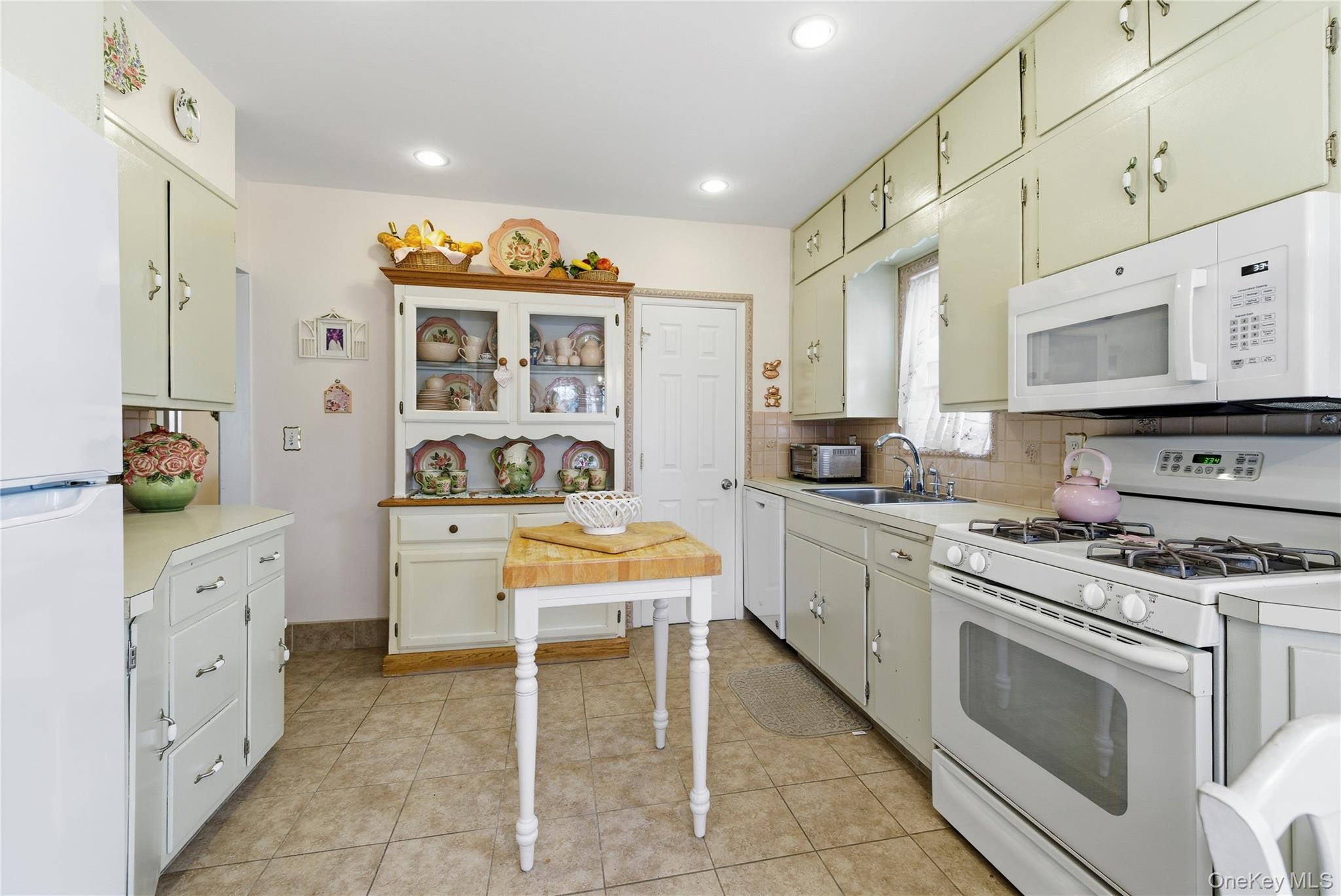 #17 photo, 93 Kenneth Place, 長島 New Hyde Park , NY 11040