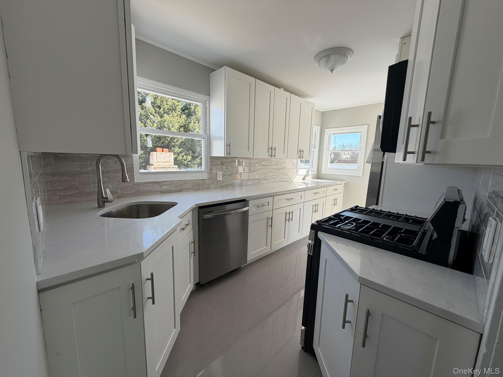 #2 photo, 2303 Pine Street, 롱 아일랜드 Seaford , NY 11783