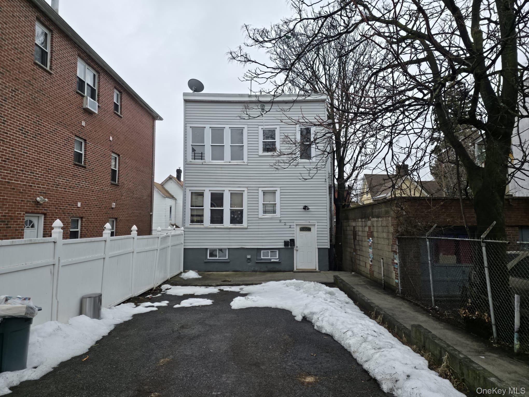 #1 photo, 932 E 215TH ST, برونكس Bronx , NY 10469