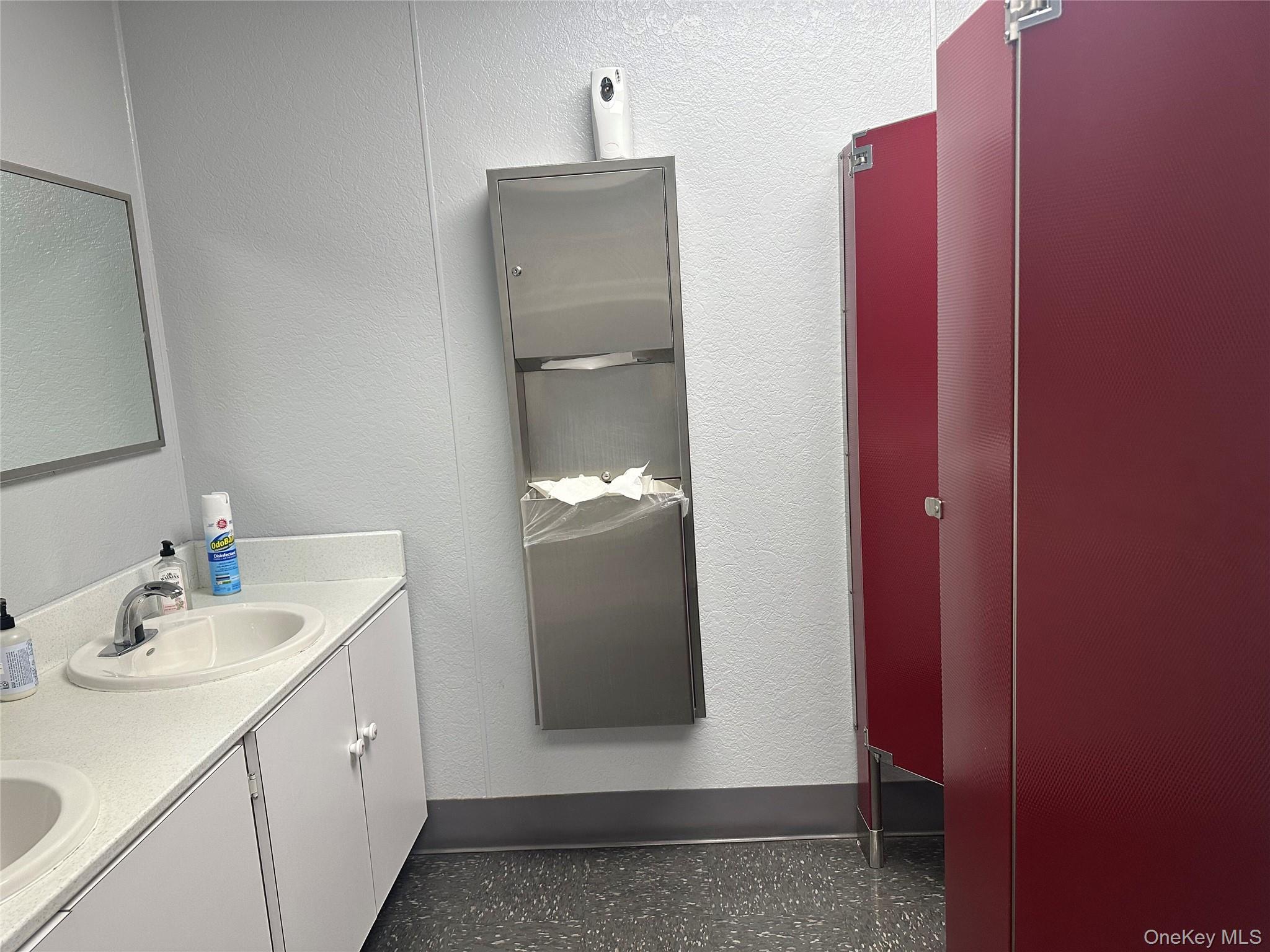 #11 photo, 95 State Street, ناسو Westbury , NY 11590