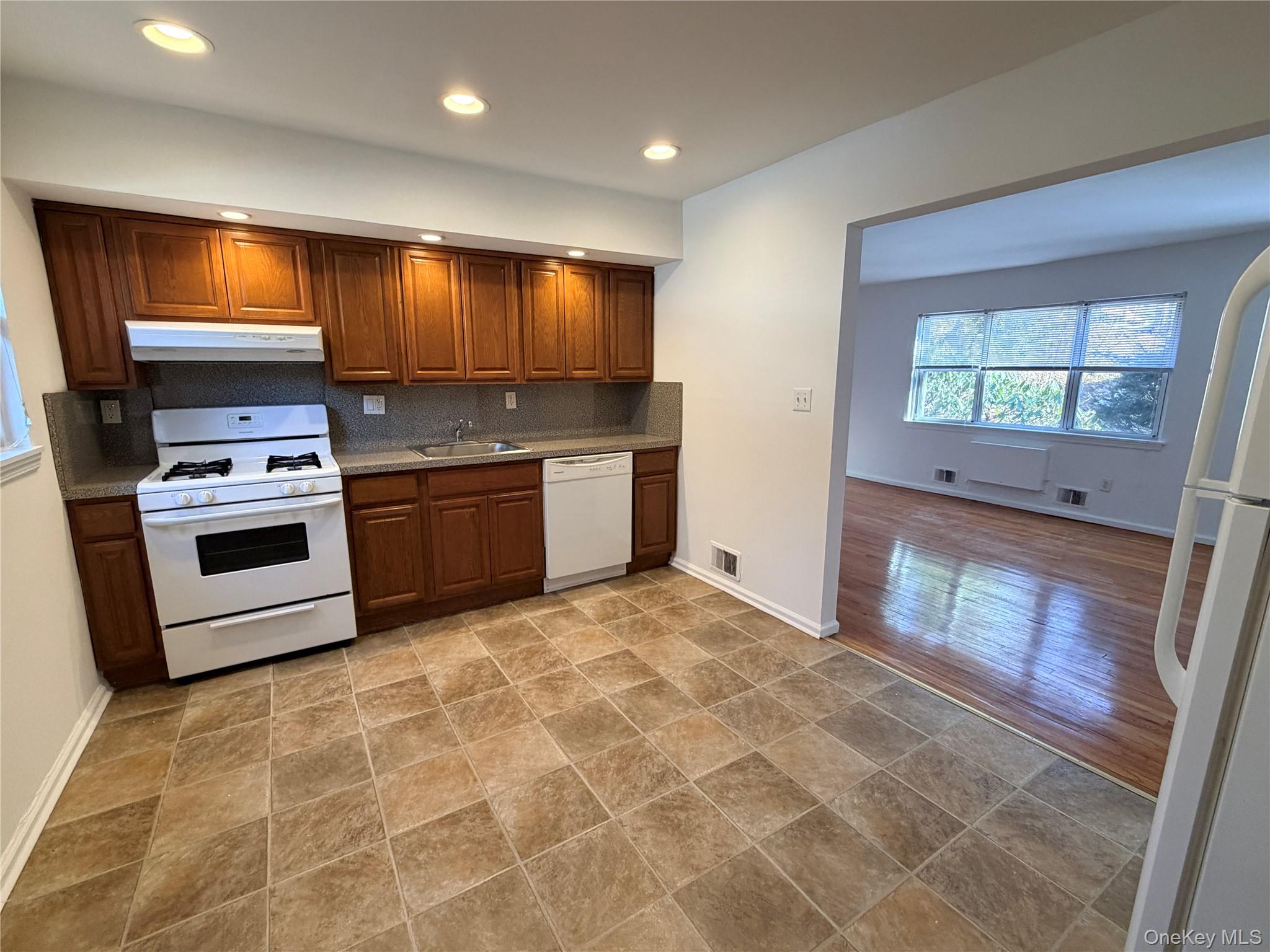 #5 photo, 86 McLoughlin Street, Glen Cove , NY 11542