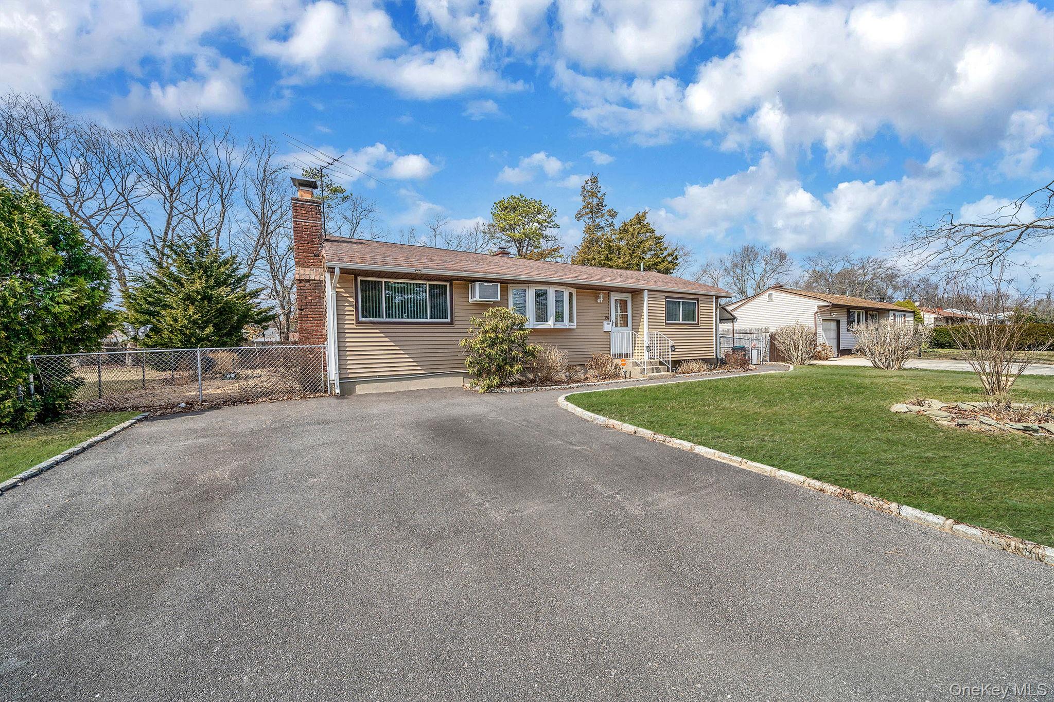 #3 photo, 156 Gibbs Road, سوفولك Central Islip , NY 11722