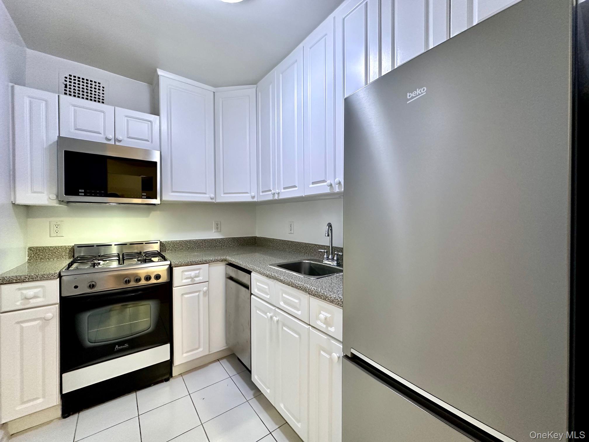 #10 photo, 100-25 Queens Boulevard, फॉरेस्ट हिल्स Forest Hills , NY 11375