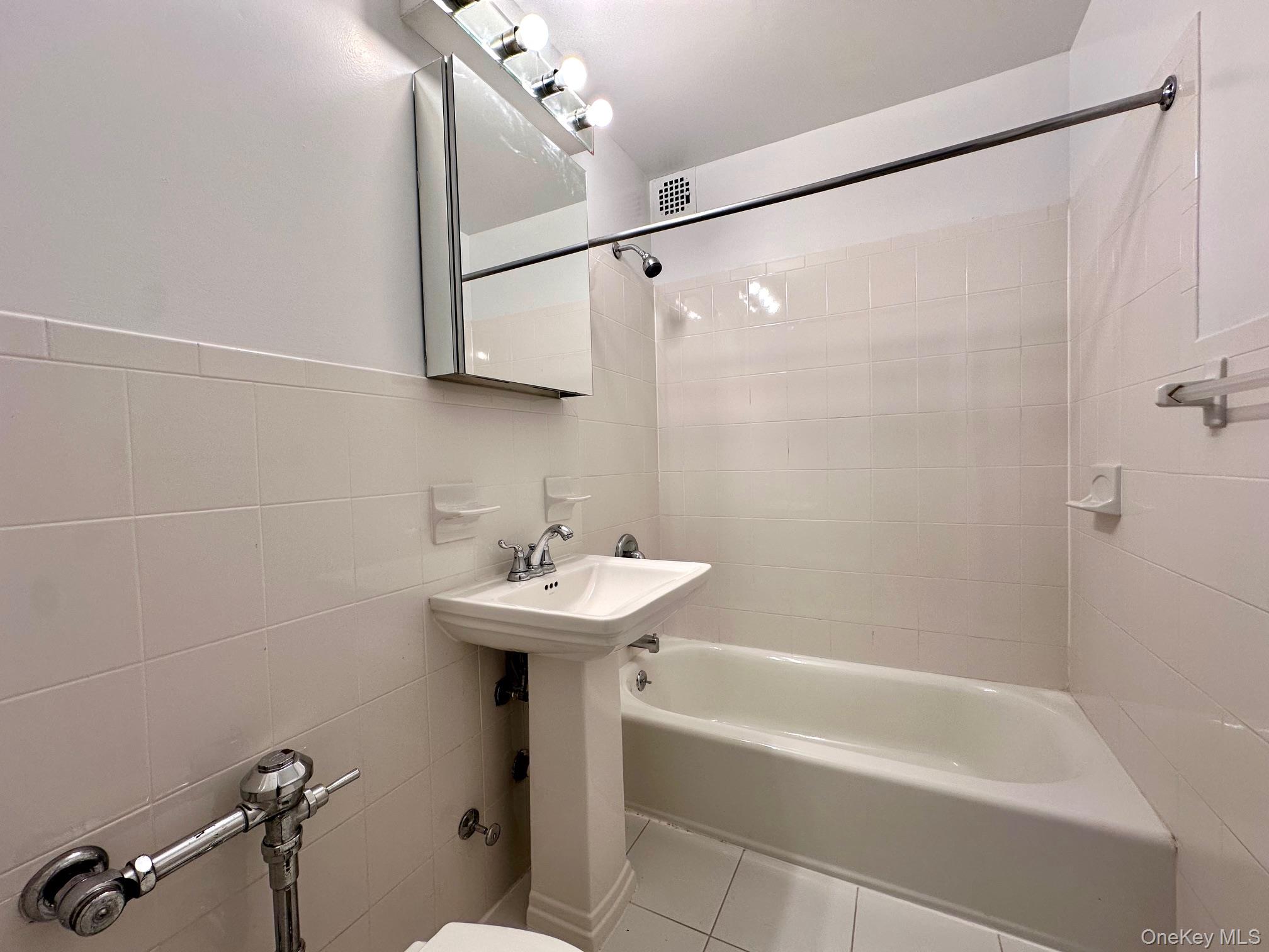 #11 photo, 100-25 Queens Boulevard, फॉरेस्ट हिल्स Forest Hills , NY 11375