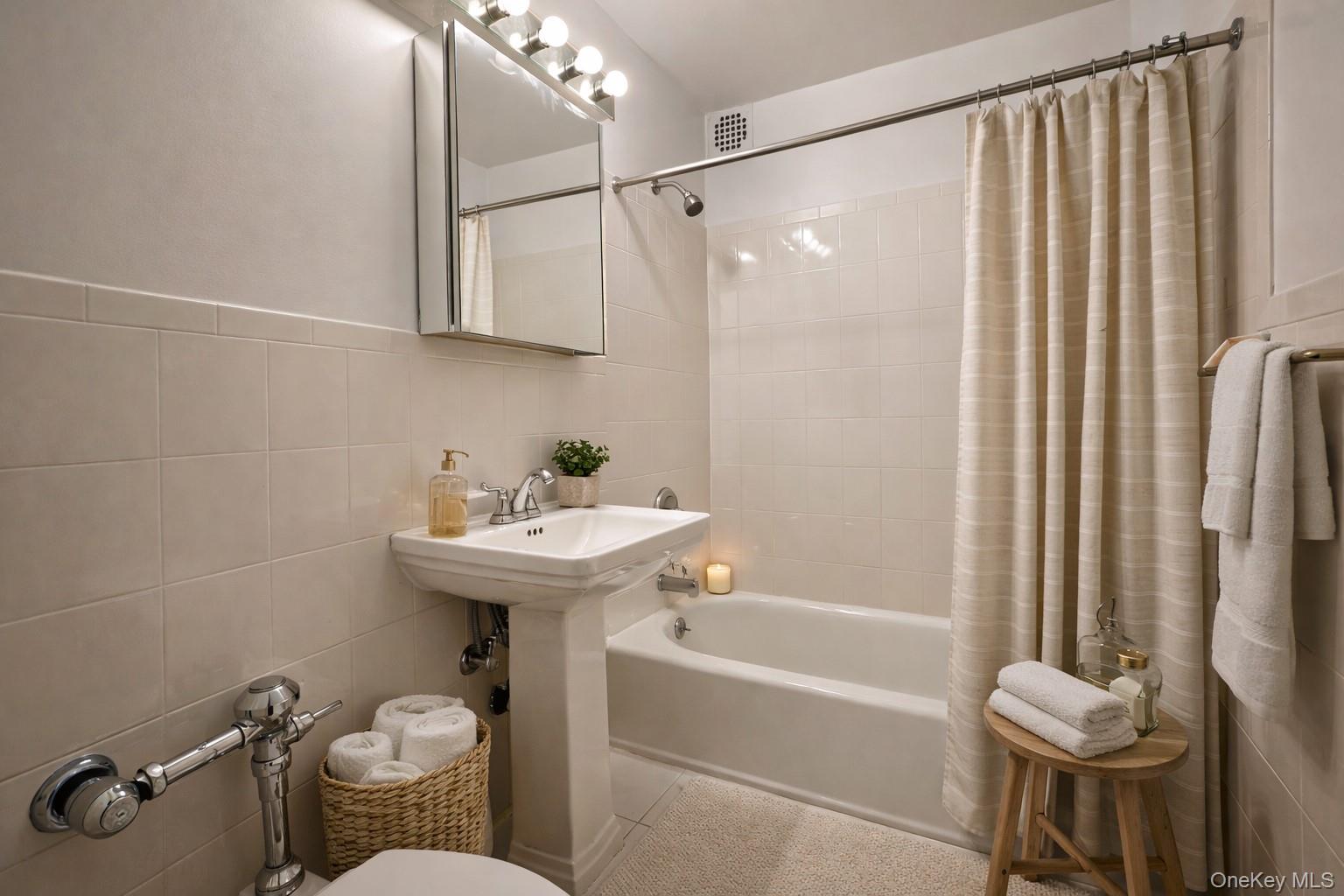 #5 photo, 100-25 Queens Boulevard, फॉरेस्ट हिल्स Forest Hills , NY 11375