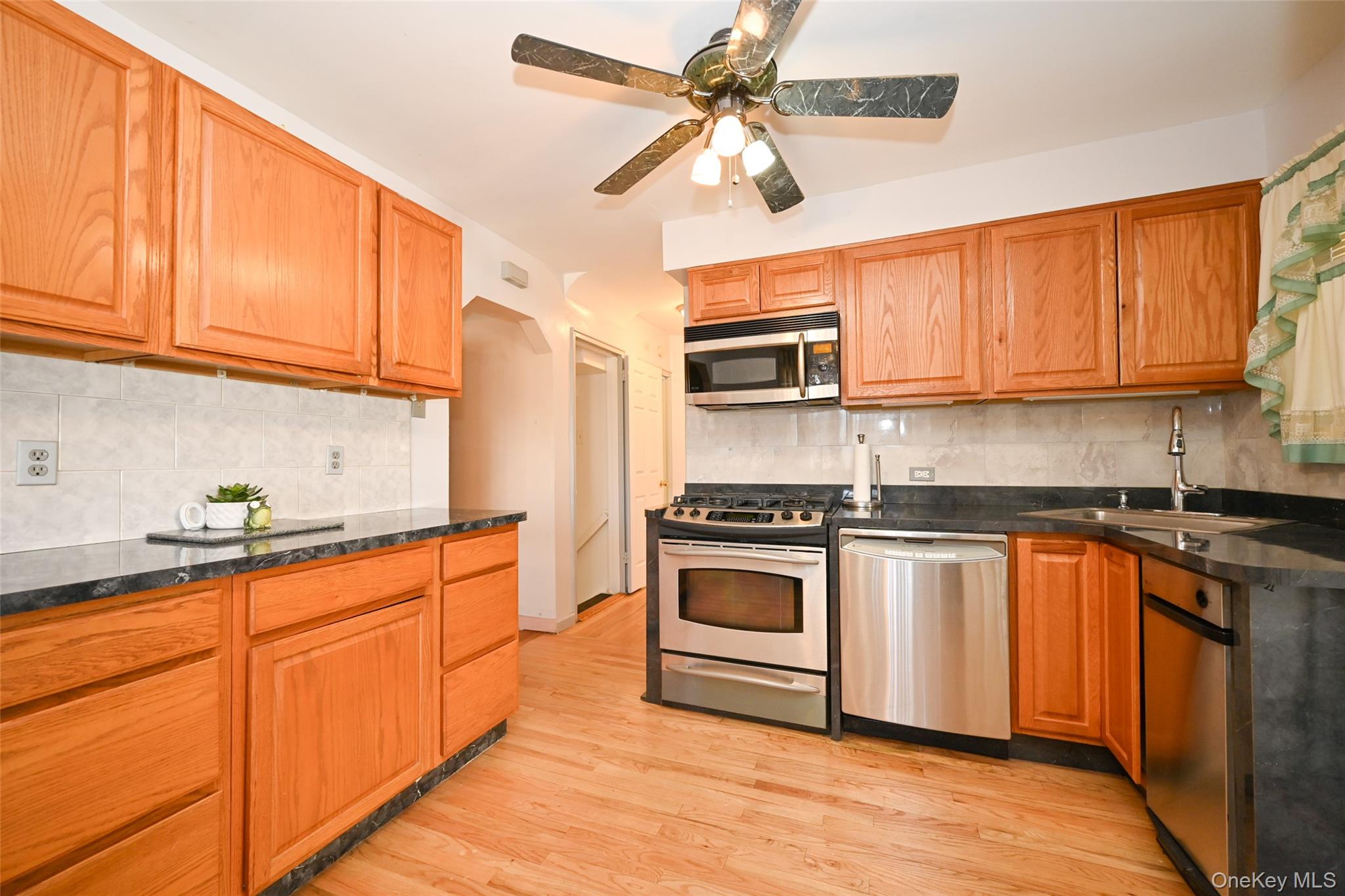 #5 photo, 82-44 263rd Street, कुईंस Glen Oaks , NY 11004