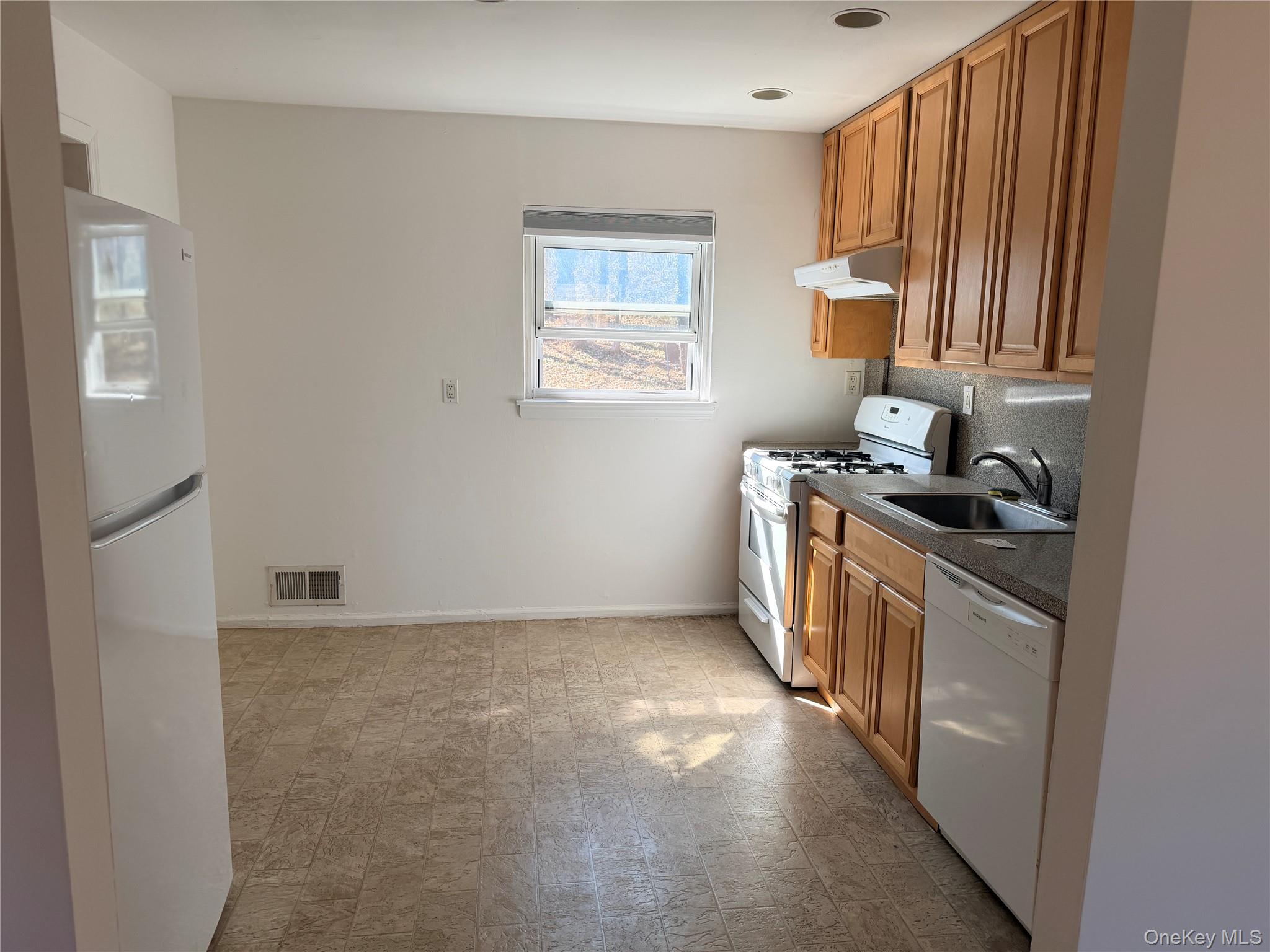 #6 photo, 86 McLoughlin Street, Glen Cove , NY 11542