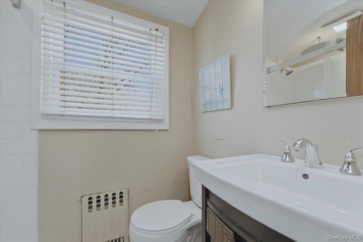 #13 photo, 308 Moore Avenue, नासाउ काउंटी Oceanside , NY 11572