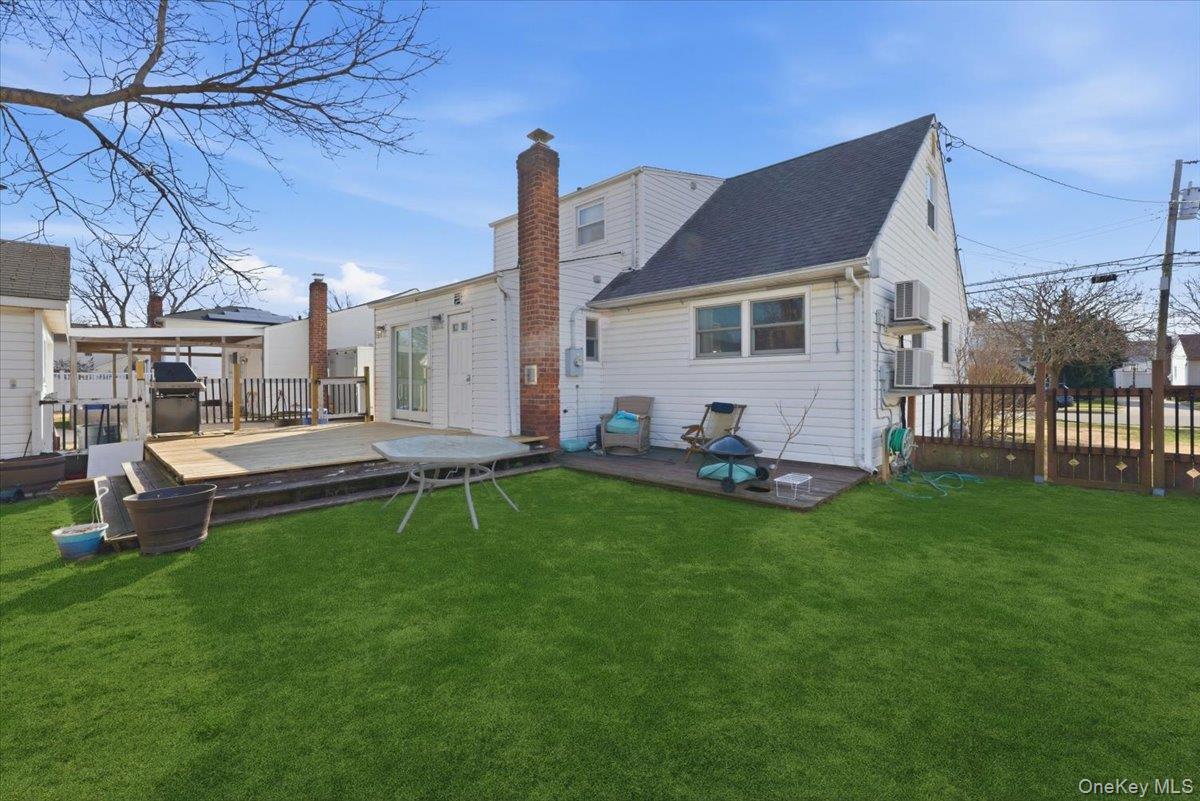 #18 photo, 308 Moore Avenue, नासाउ काउंटी Oceanside , NY 11572