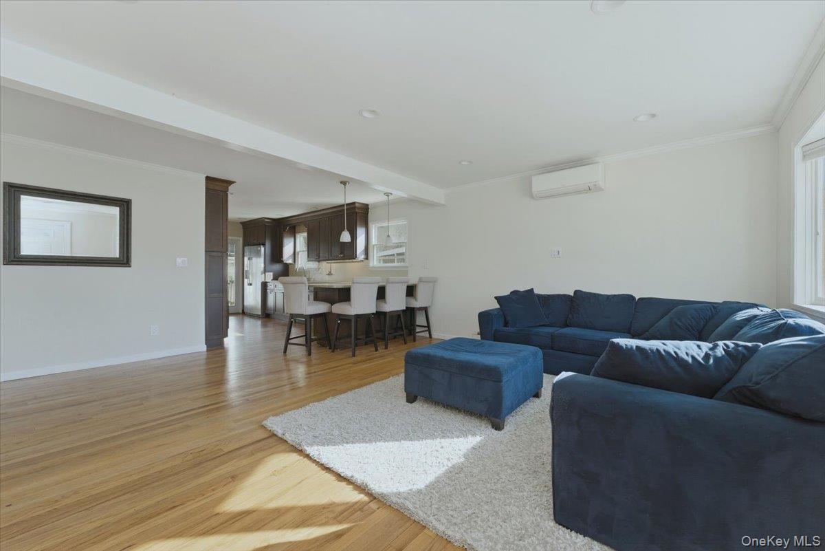 #3 photo, 308 Moore Avenue, नासाउ काउंटी Oceanside , NY 11572