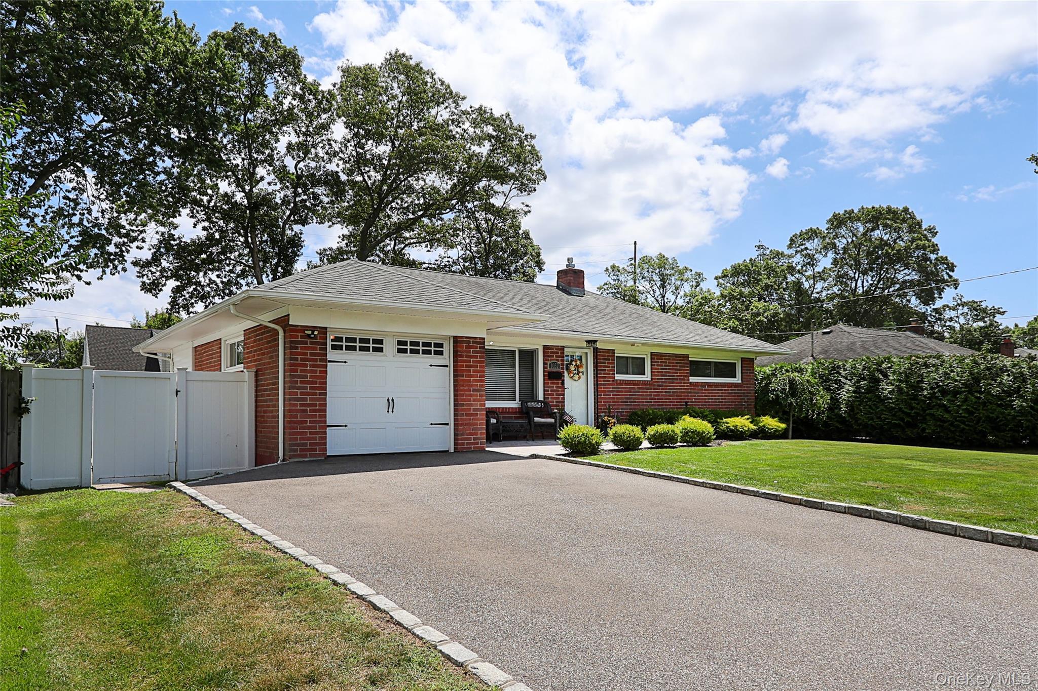 #1 photo, 1057 Thompson Drive, سوفولك Bay Shore , NY 11706